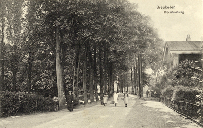 8684 Gezicht op de Straatweg ter hoogte van de Markt in de bebouwde kom van Breukelen uit het noorden.